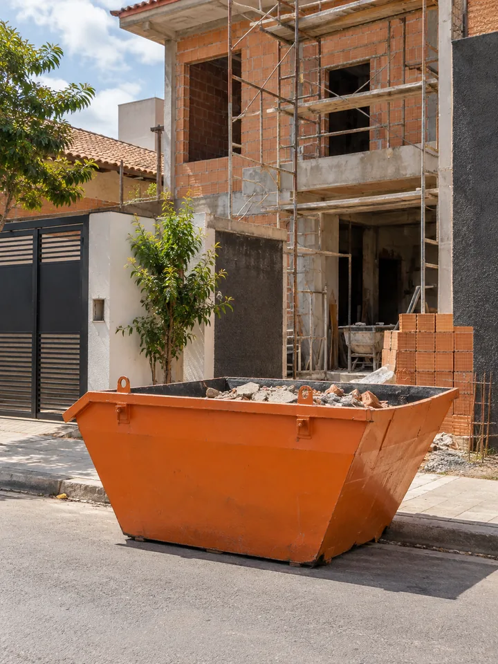 Ilustração: caçamba estacionária de 6 m³ posicionada rente à calçada em frente a uma obra